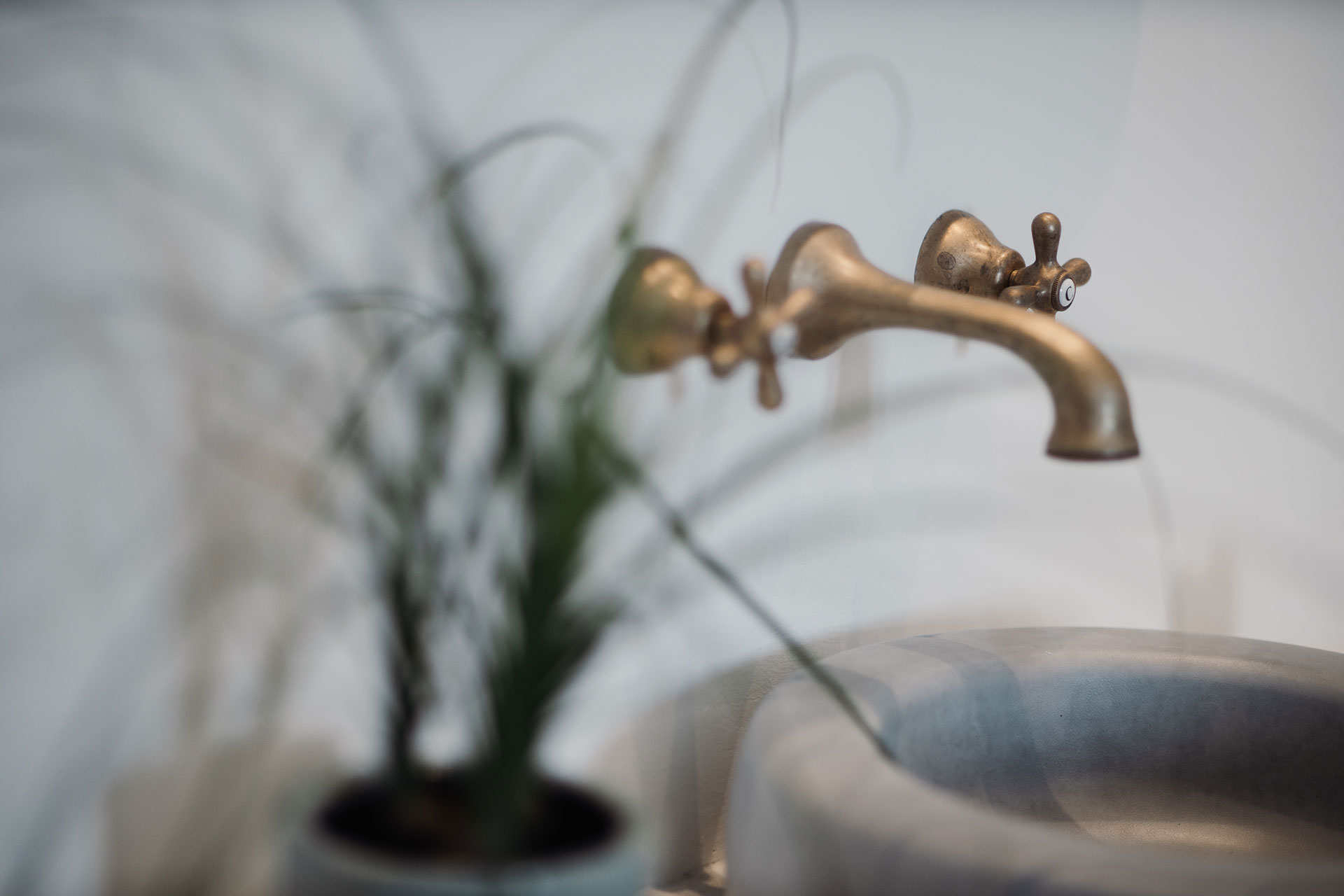 Koukoumi Vegan Hotel master suite sink