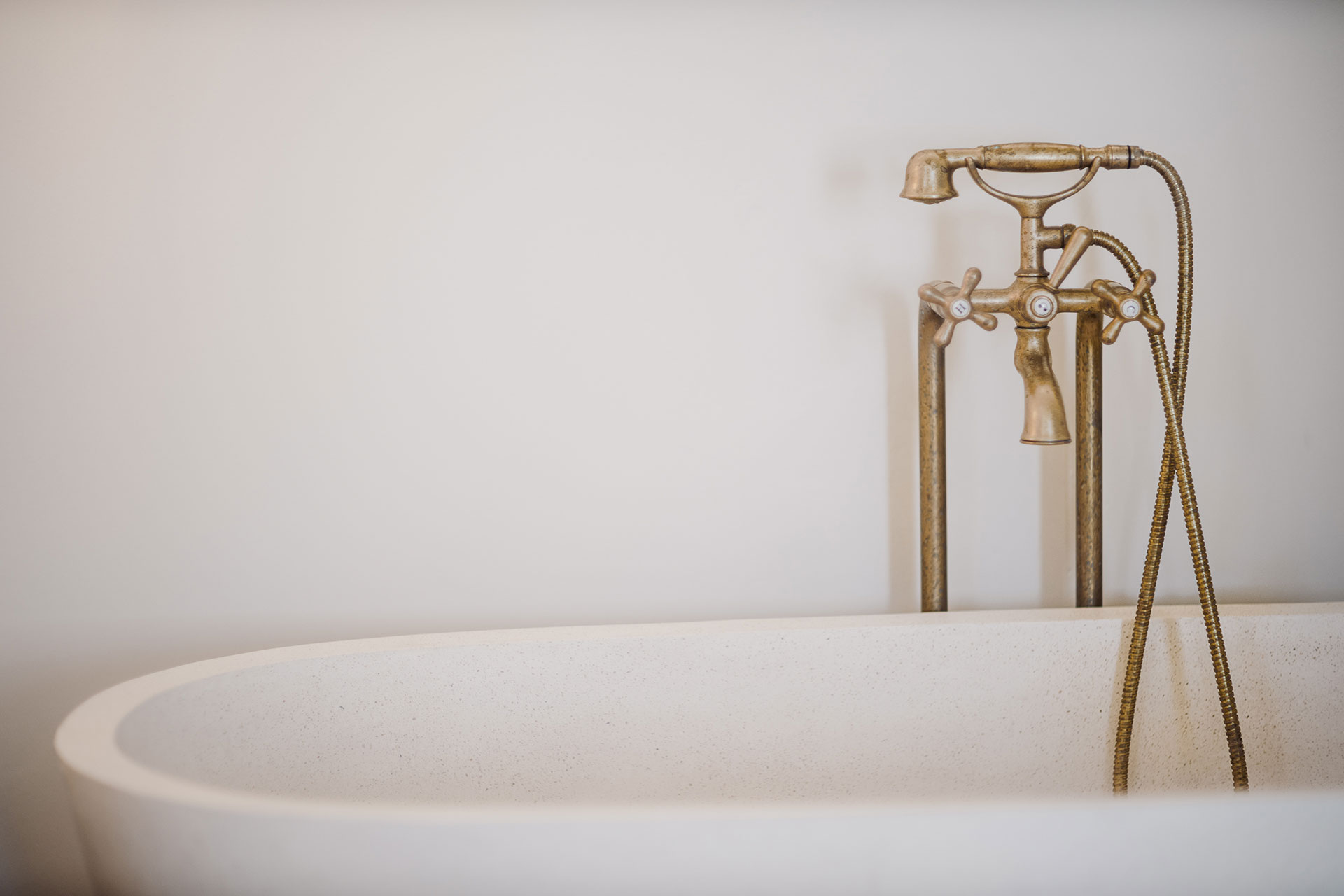 Koukoumi Vegan Hotel deluxe suite bathtub